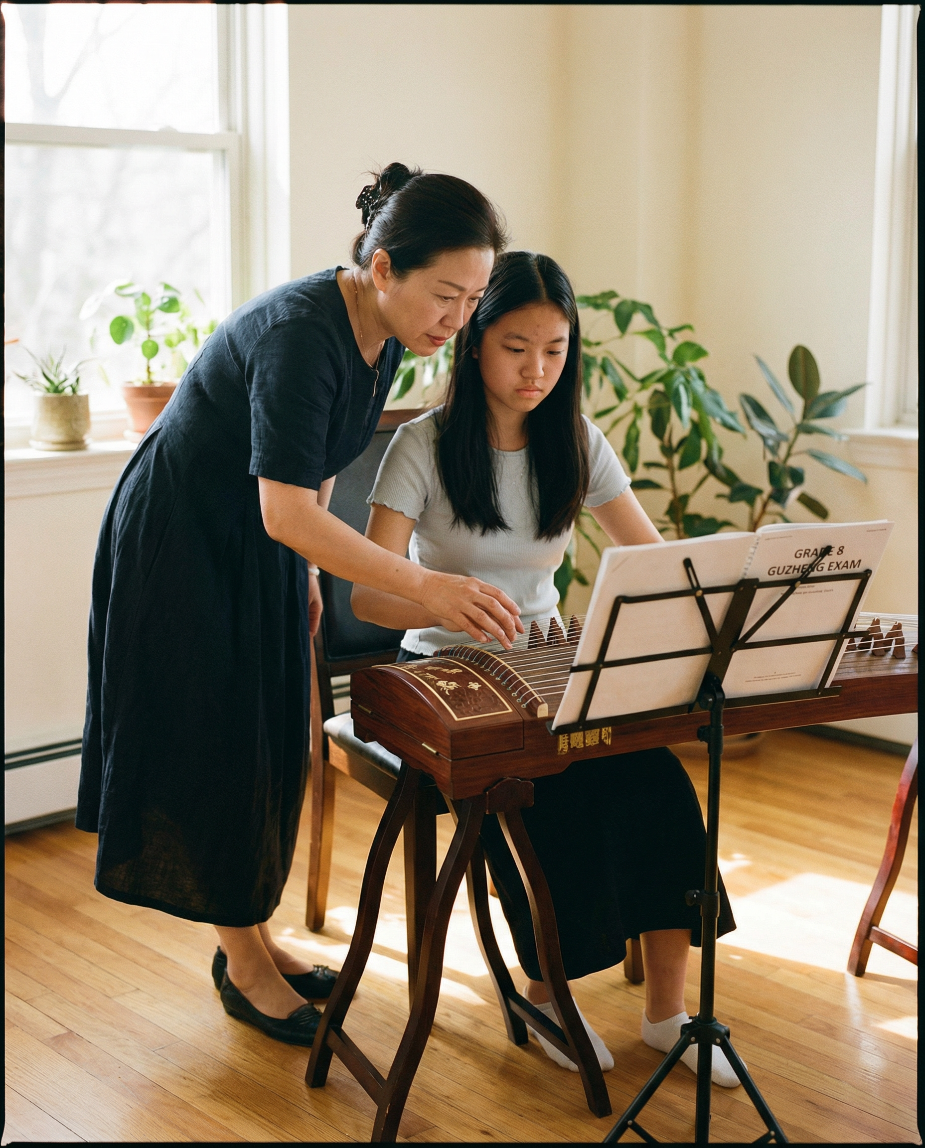 老师辅导学生考级考学弹古筝