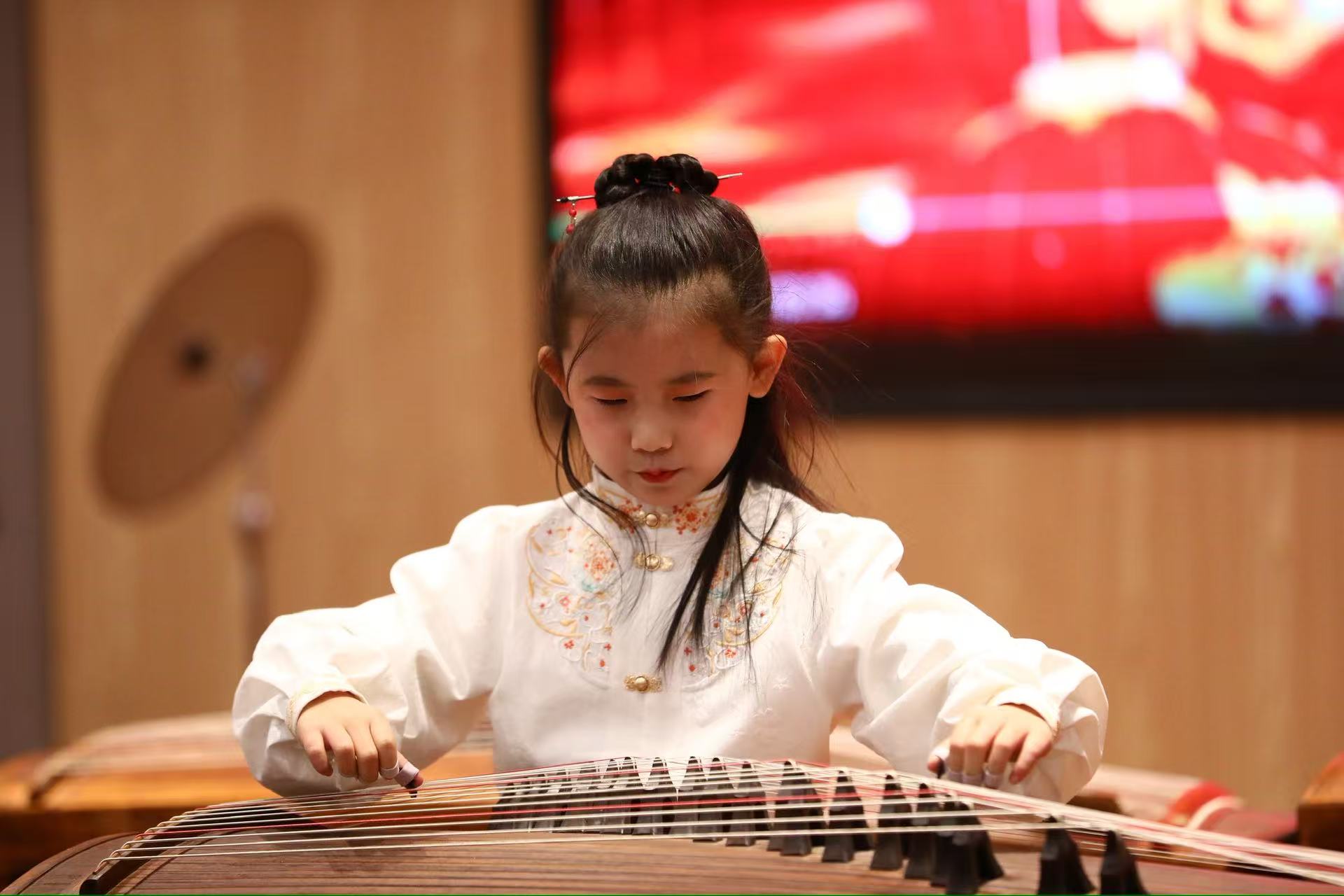 小学员专注练琴