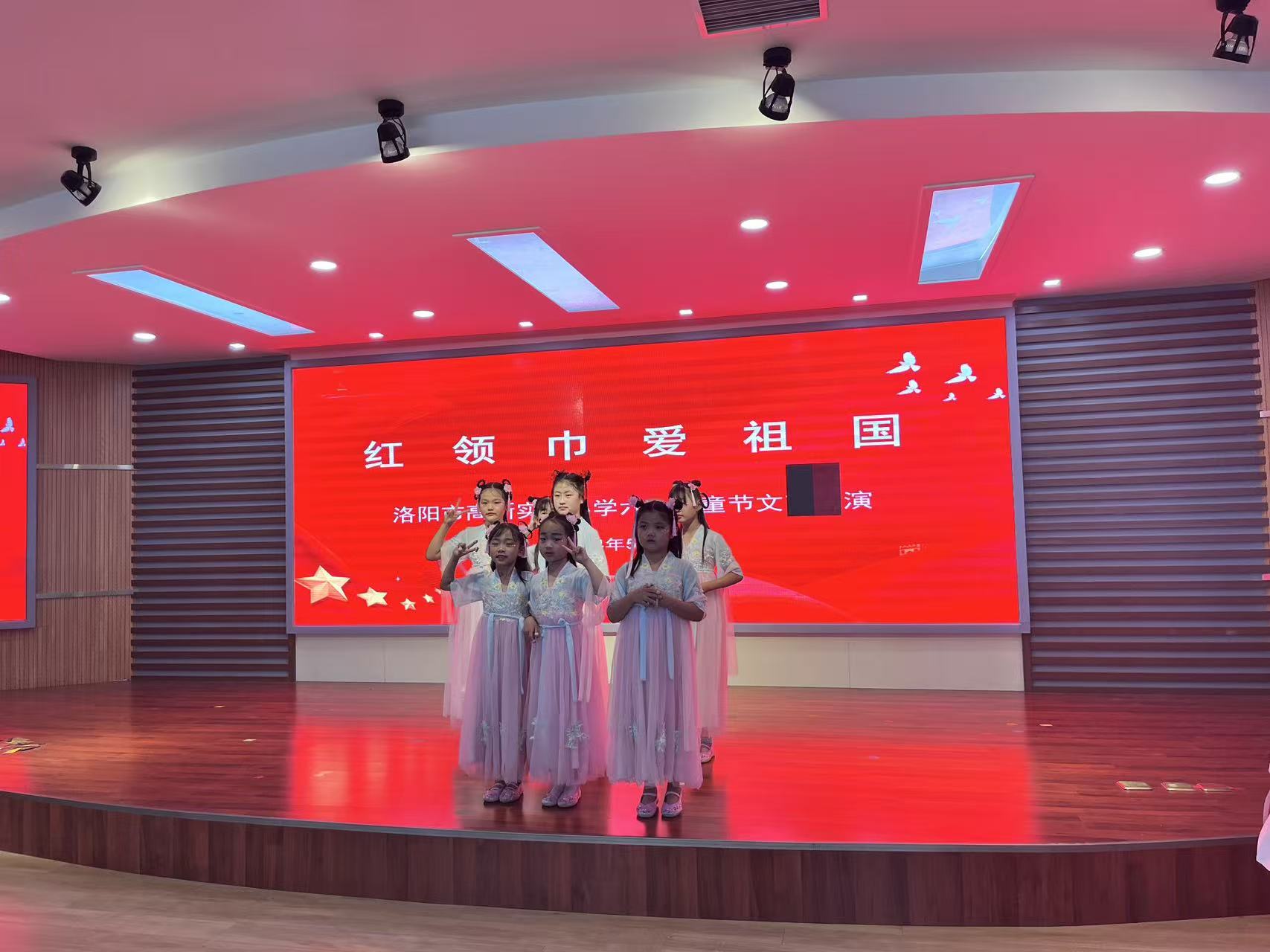 传统服饰舞台表演