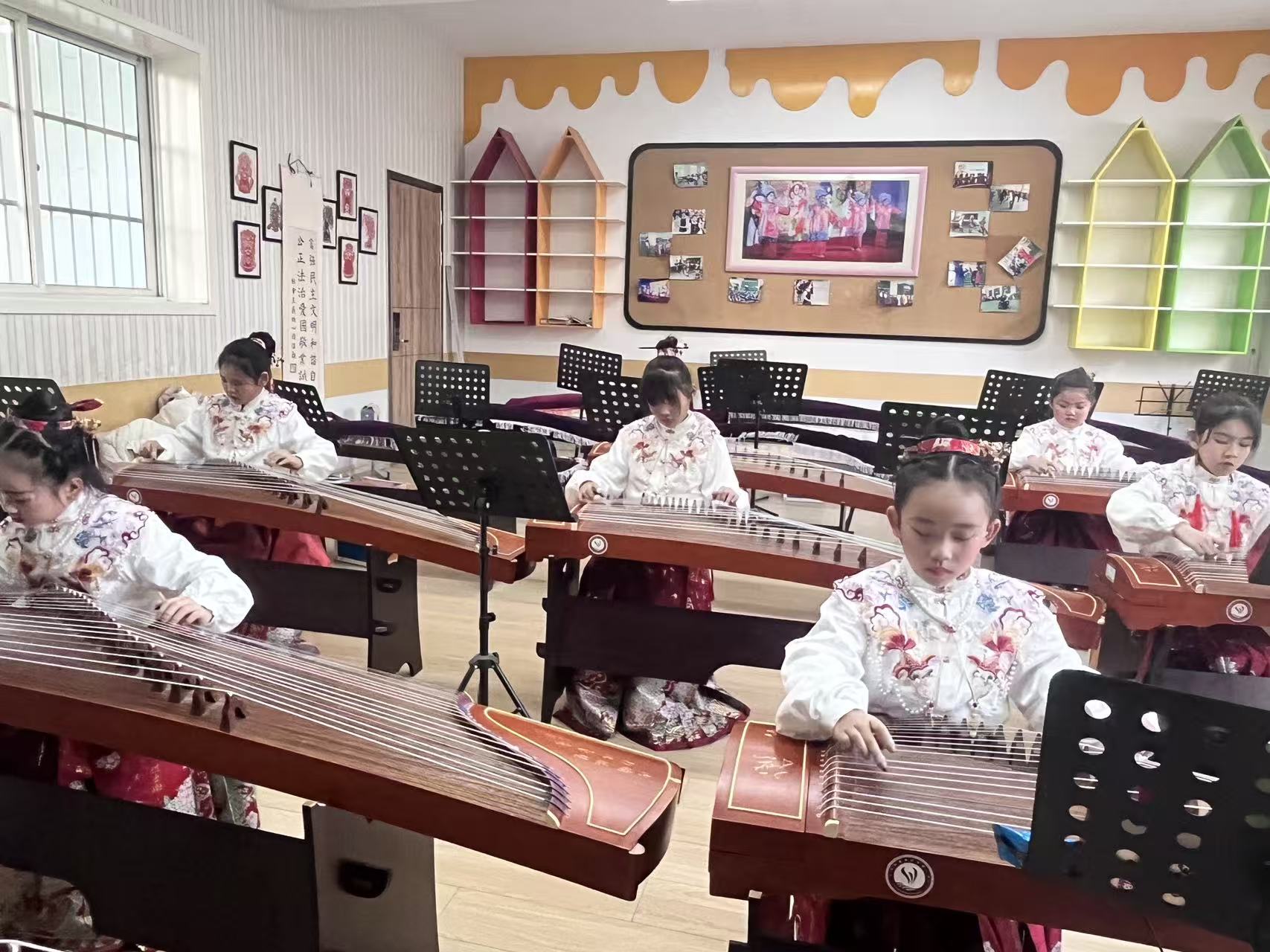 古筝教室集体练琴