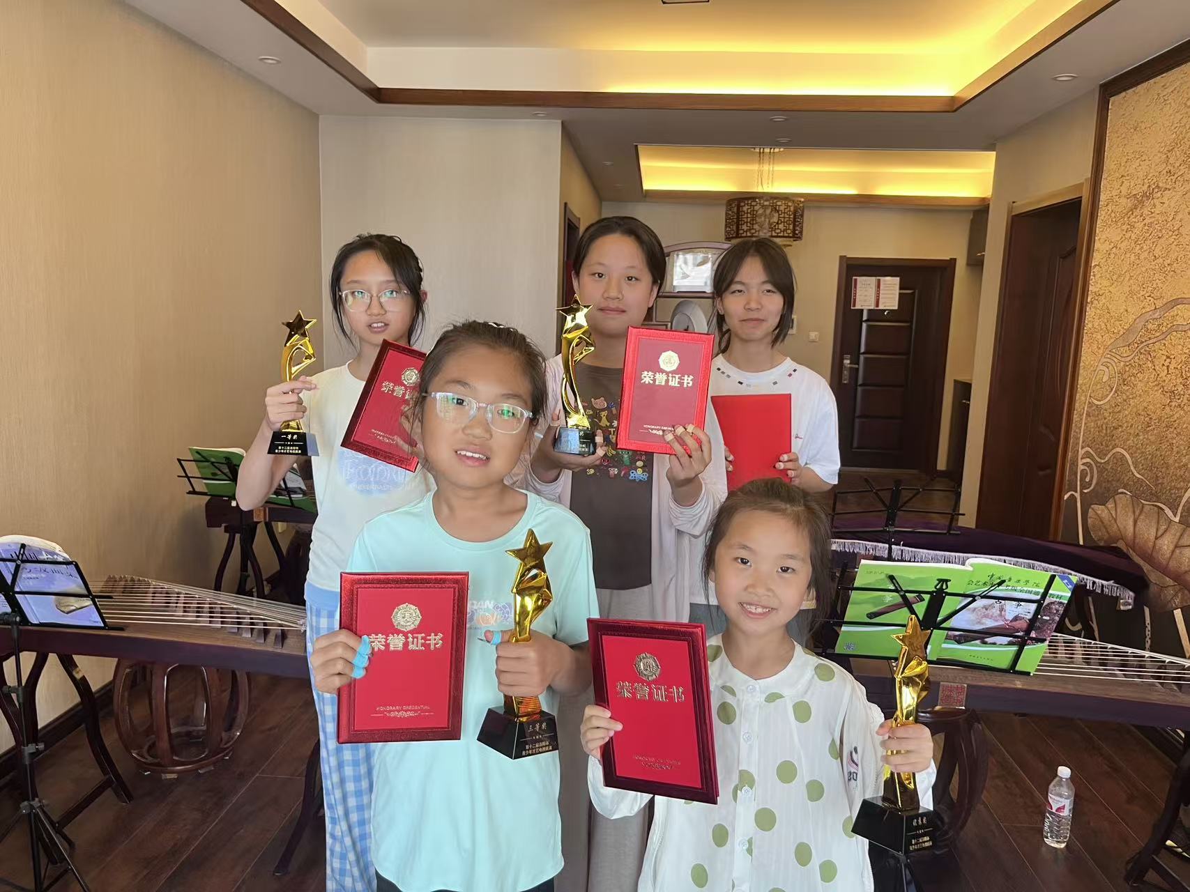 荣誉证书与奖杯