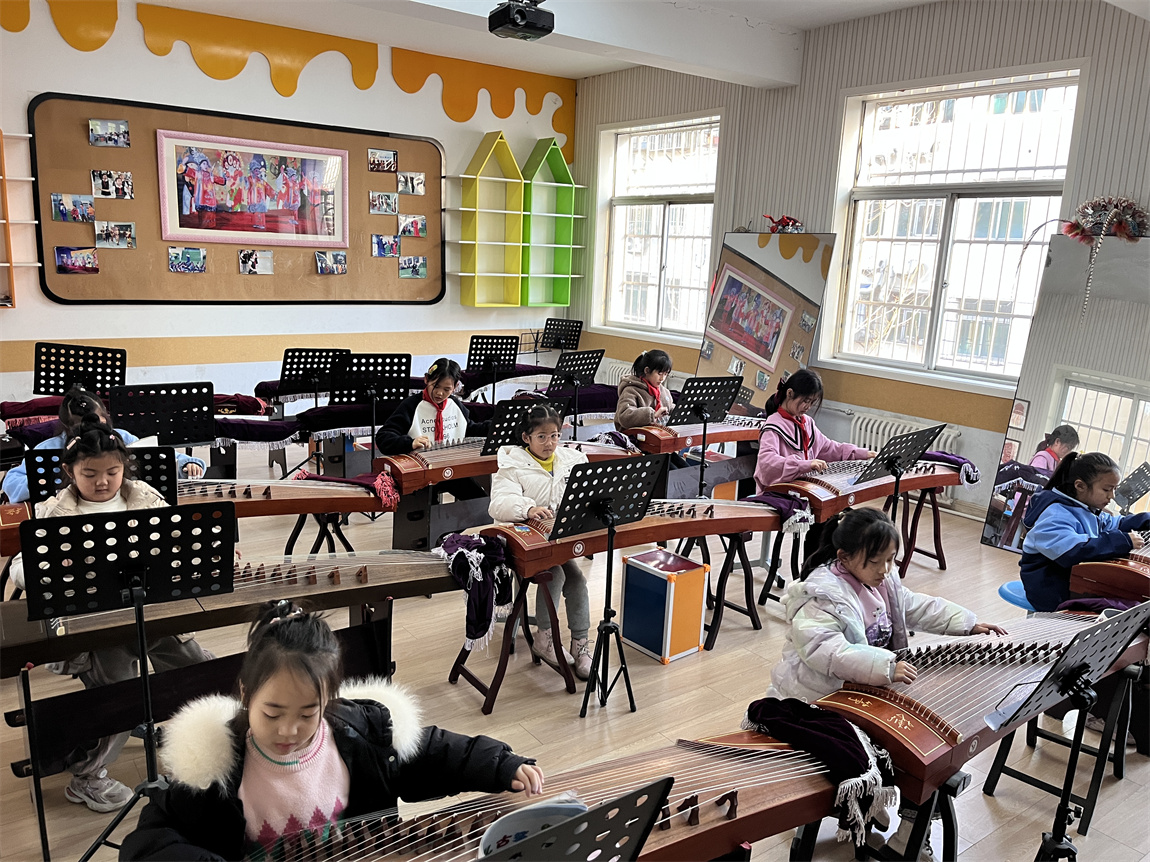 高新实验小学古筝社团课堂