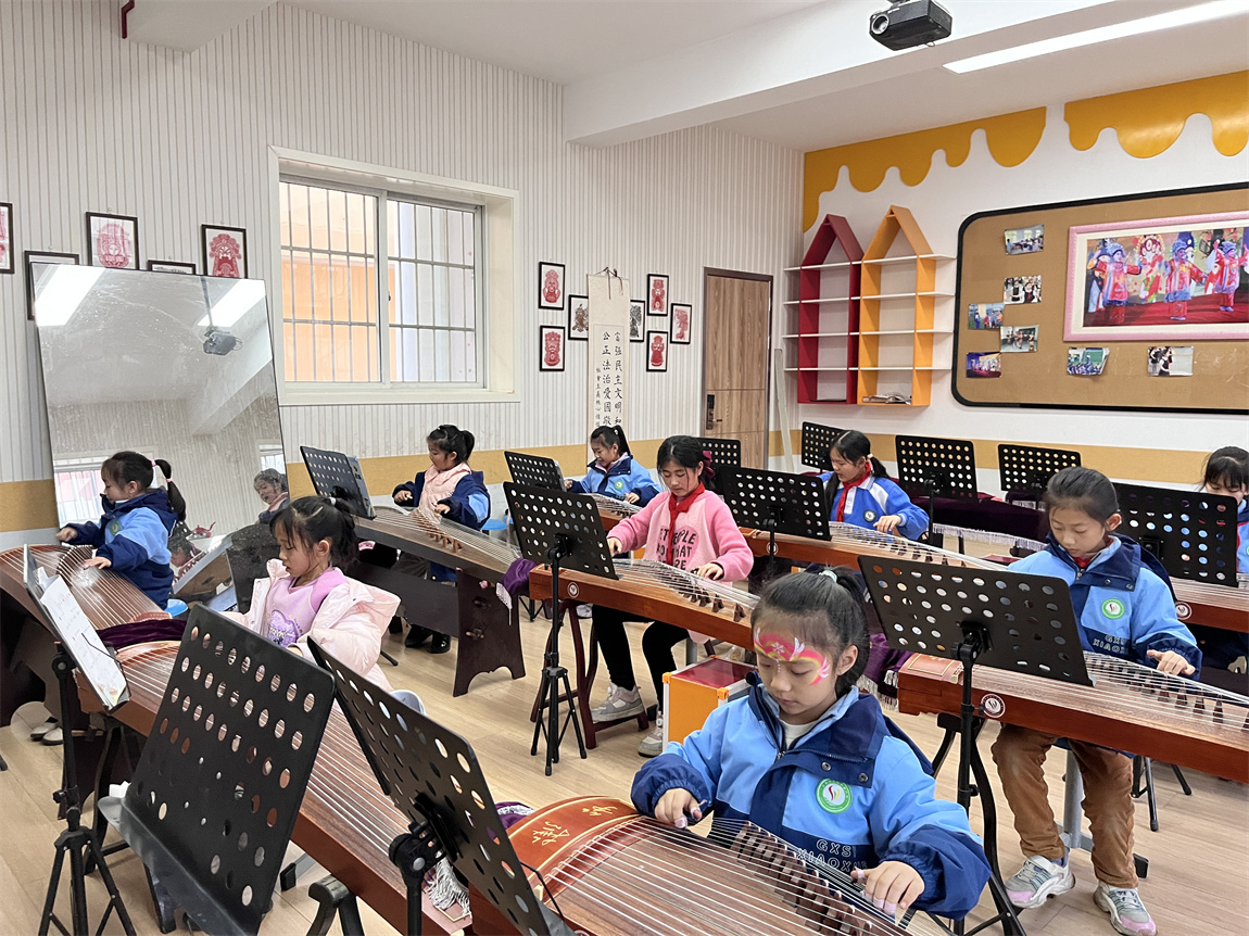 高新实验小学古筝社团练琴瞬间