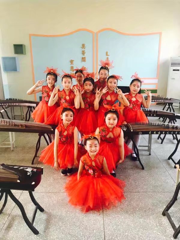 教育局演出·红装合影