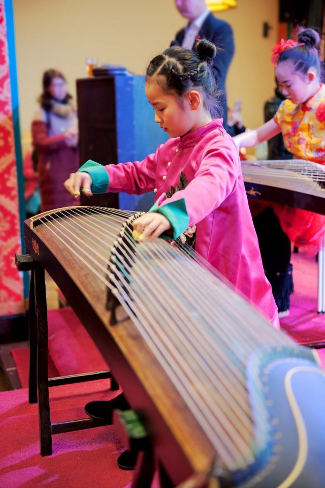 小学员古筝弹奏·双辫粉衣