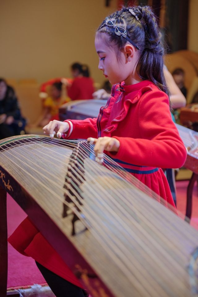 红衣小学员古筝·蝴蝶发饰