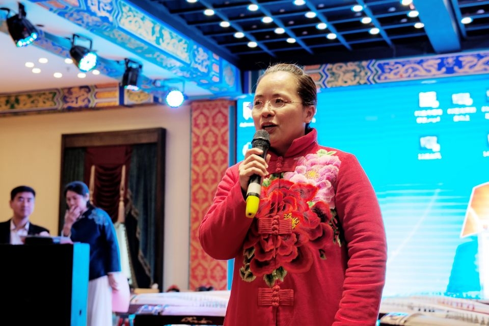 主持人·牡丹绣花红褂