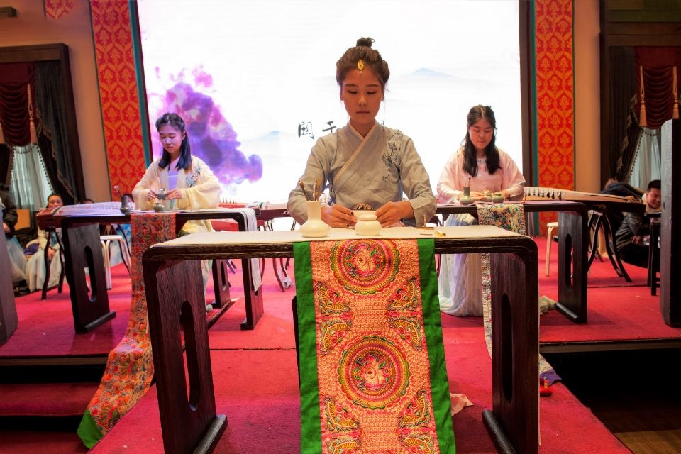 茶道演示与古筝同台