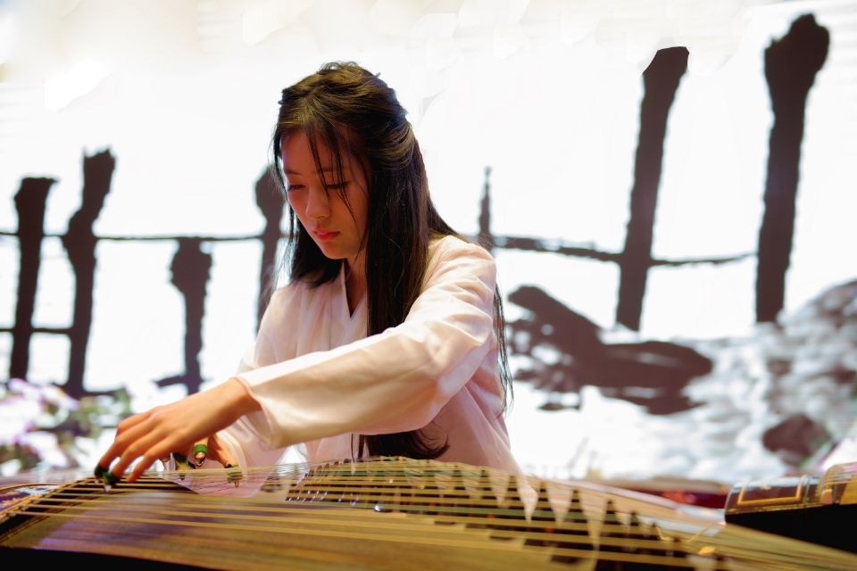 红蓝服饰古筝·传统墙饰