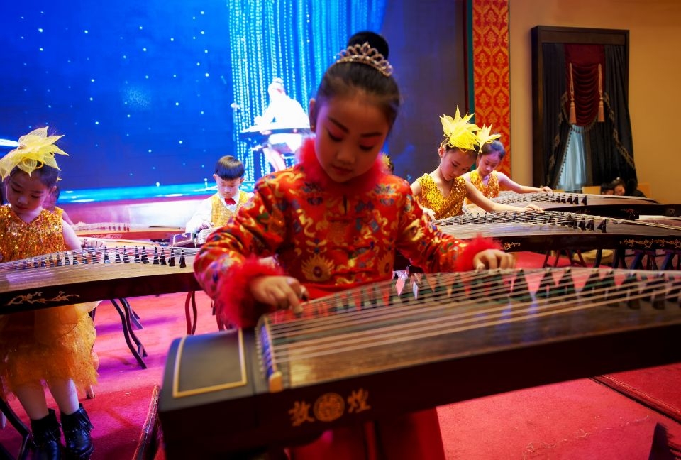 圆桌欢聚·传统服饰