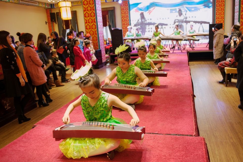 红毯跑道·白衣古筝与黄衣舞蹈