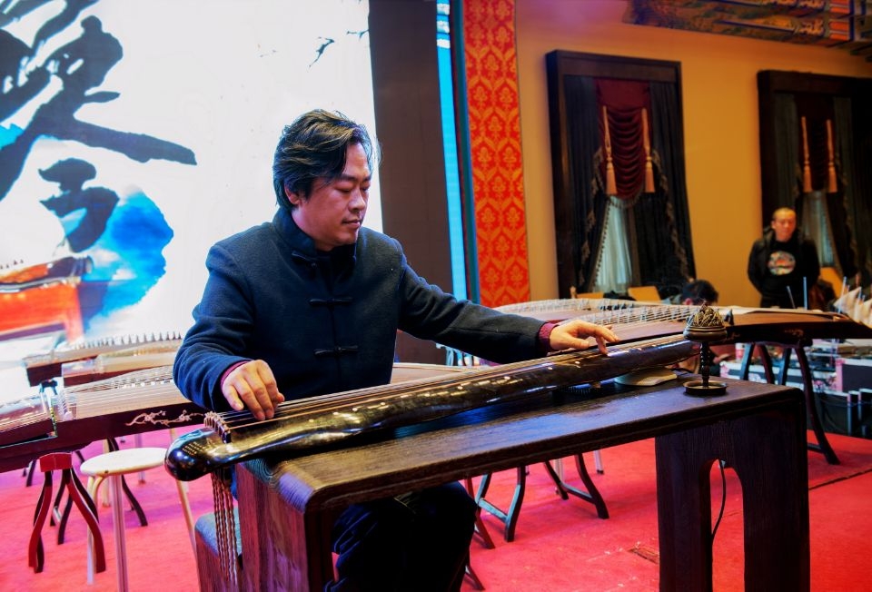 蓝裙古筝独奏·红墙灯笼