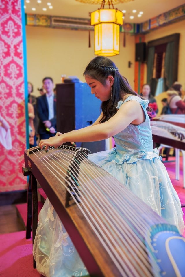 青衫白裙主持人·古筝陈列