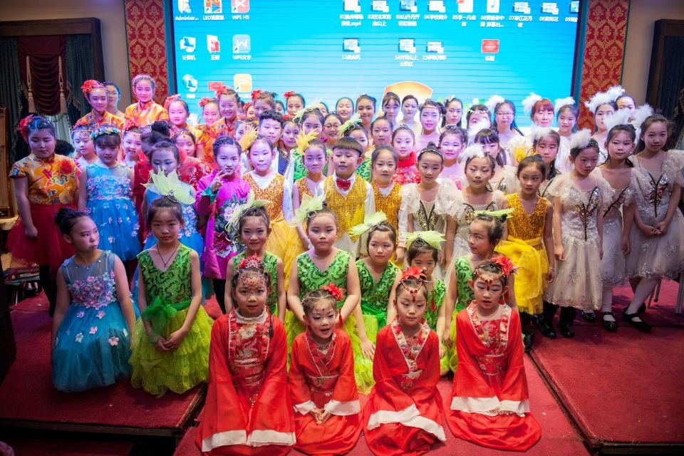 舞台与演员留影