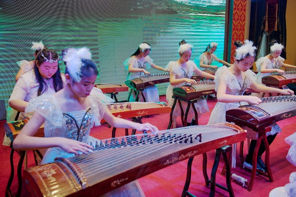 白衣羽饰少儿古筝合奏