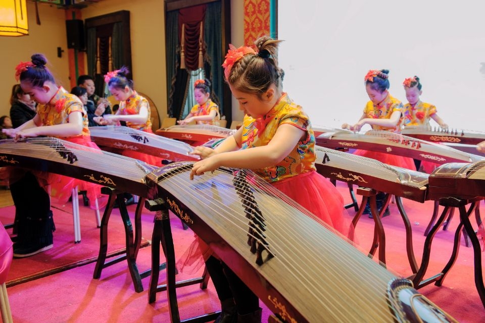 黄衣红裙少儿合奏