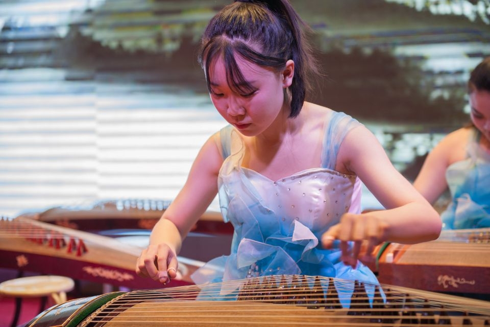 蓝白礼服古筝独奏