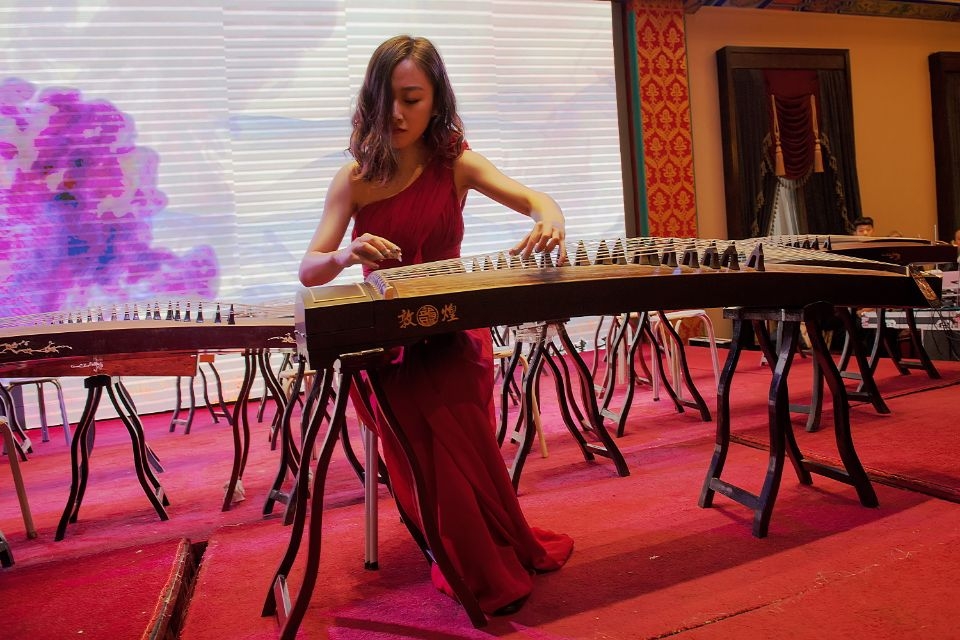 红裙古筝独奏·敦煌琴与彩屏