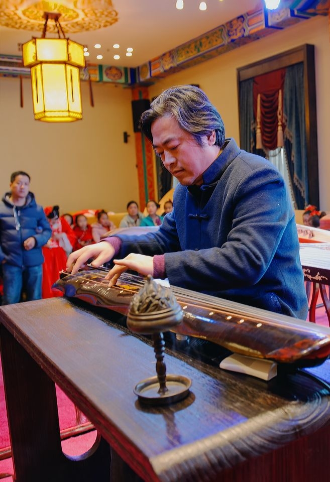 古琴演奏与观众