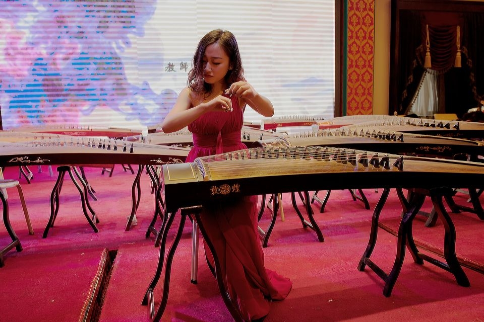 红裙古筝·敦煌琴与教师屏