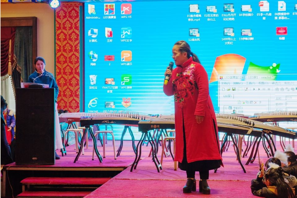 主持人致辞与曲目大屏