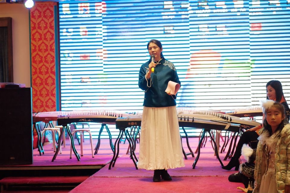 青衫白裙主持人·古琴陈列