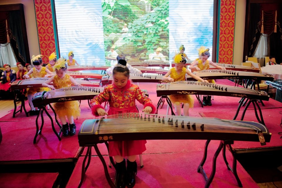 红装黄裙少儿古筝齐奏